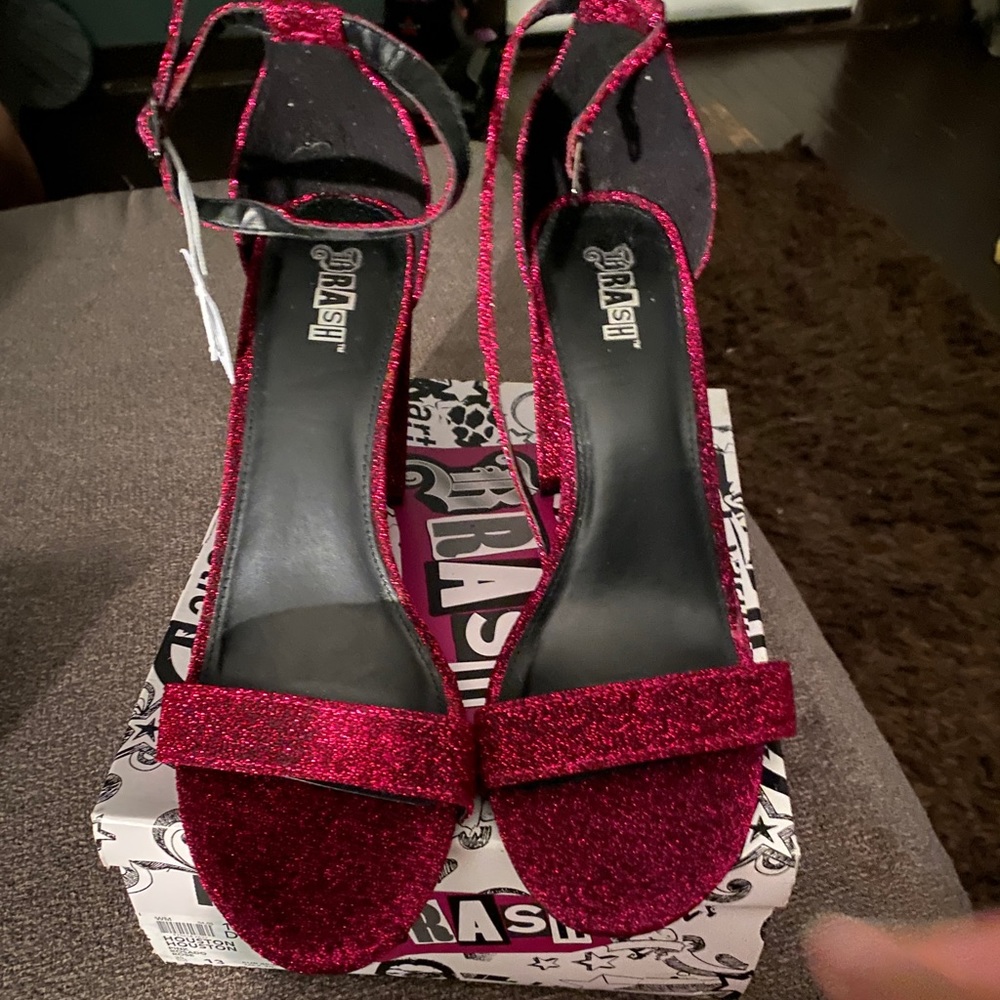 BRASH PINK ROSADO ROSE SIZE 13/ SERIOUS OFFERS CONSIDERED. Shoes are size 13